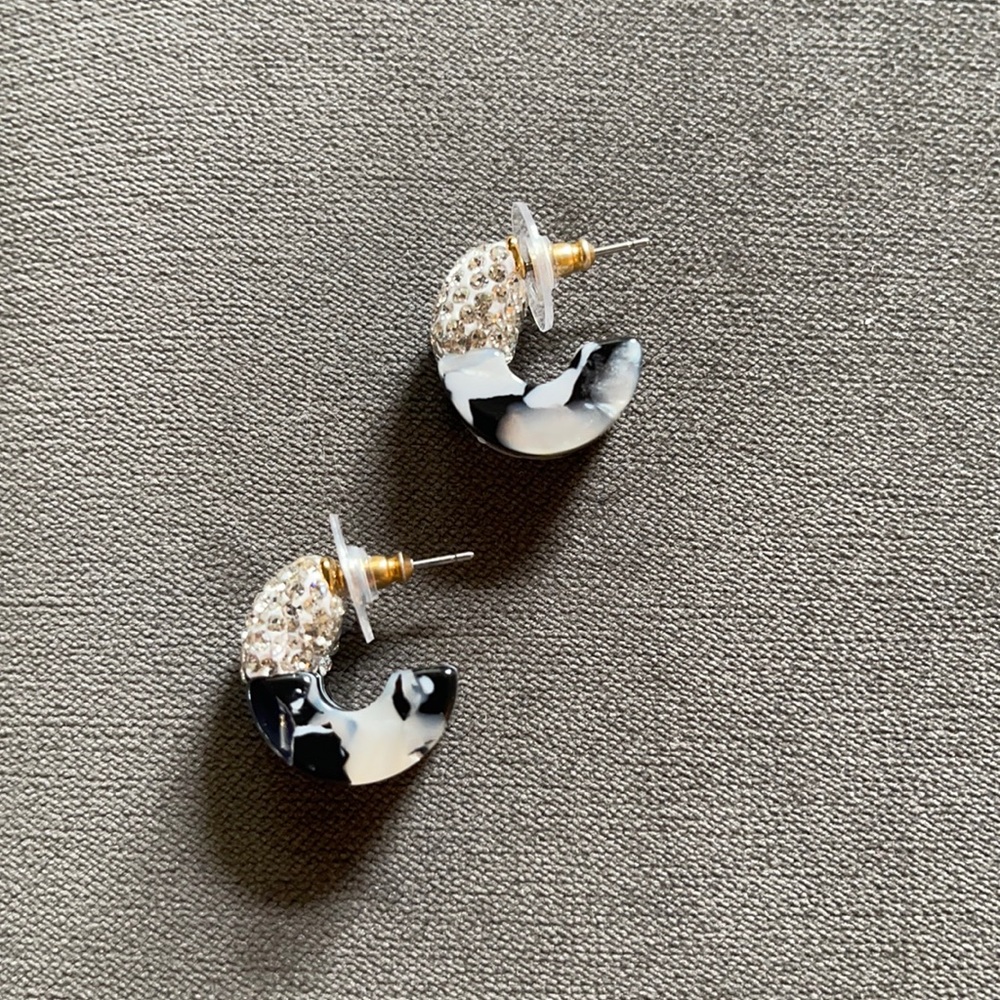 NWOT Lele Sadoughi crystal huggie hoop earrings - marble pattern acetate